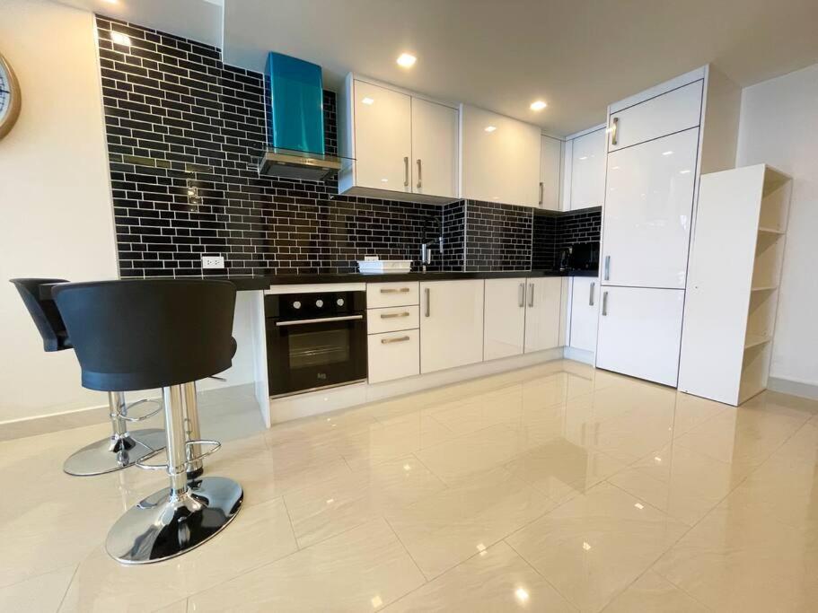 Large Luxury, Pool View, Grand Avenue, Pattaya - 202 Apartment Luaran gambar